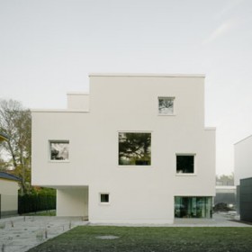 White cross with black squares. PF7 in Berlin by guidoneubeckarchitekten